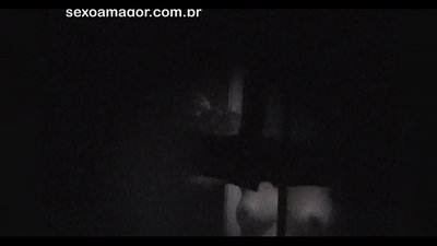 بلونډي په پټه توګه د ګاونډ ویور لخوا ویډیو ټیپ شوی چې د خښتو خښتو تر شا پټ دی